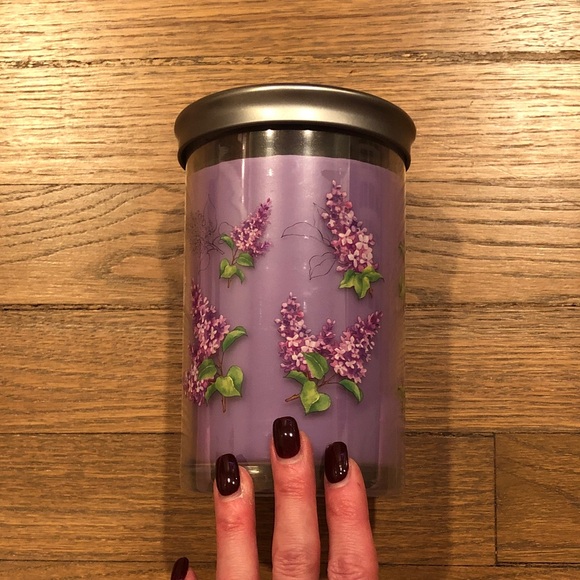NWT Yankee Candle Lilac Blossoms Signature Large Tumbler Candle - Picture 3 of 7